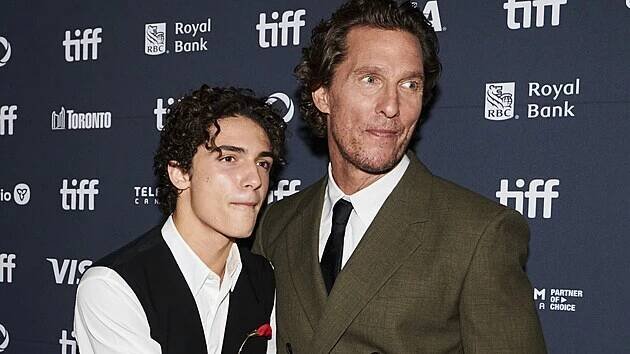 Levi McConaughey a jeho otec Matthew McConaughey v Torontu (5. září 2025)