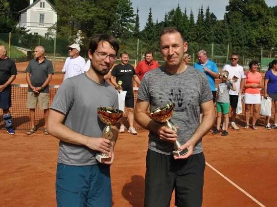 David Mišurec a Roman Válek ovládli o víkendu v Luhačovicích již 17. ročník Calábek Cupu, tenisový turnaj čtyřher. Mezi ženami kralovala podnikatelka Dagmar Santariová.