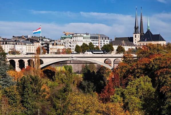lucembursko city a adolphe bridge výhled na podzim - lucembursko - stock snímky, obrázky a fotky