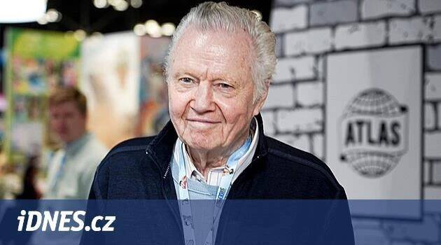 Otec Angeliny Jolie sází na Donalda Trumpa: Chce stoprocentní clo na filmy vyrobené mimo USA