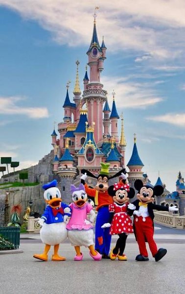 Pin de Kristin Breeden en Disney en 2025 | Disneyland imágenes, Disneylandia, Trajes disneyland