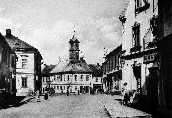Toužim, nároží Malého náměstí a Plzeňské ulice; po roce 1948 (sbírka Jiřího Fiedlera).