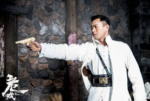 V obležení - Fotosky - Louis Koo