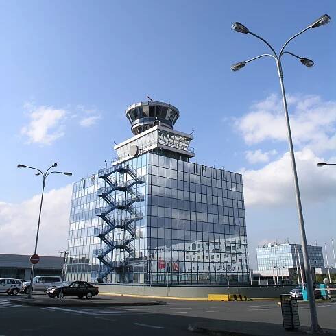 Súbor:Praha, Ruzyne International Airport - nova ridici vez 1.jpg – Wikipédia