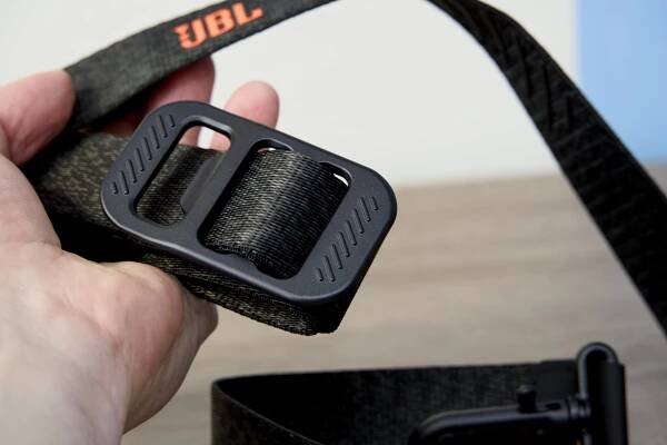 JBL Xtreme 4 - strap detail hand 2
