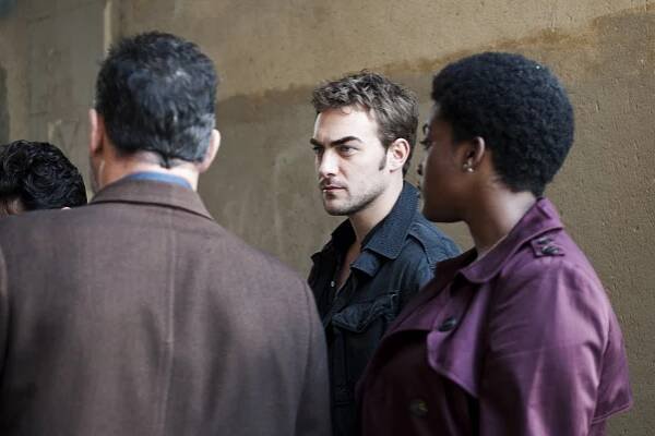 Zločiny nad Seinou - Z filmu - Tom Austen, Wunmi Mosaku