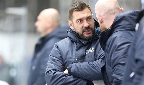 Jozef Kováčik na střídačce Komety Brno. (2022)