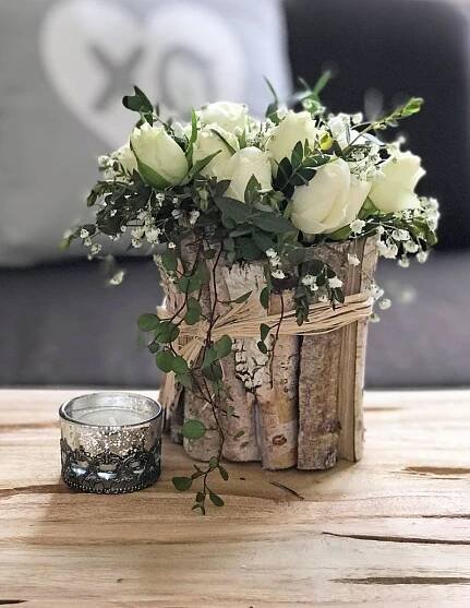 Holzvase selbst gemacht | Blumengestecke, Holz vase, Blumenarrangements