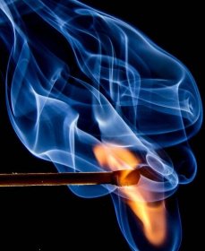 Jak zapálit dřevěné brikety: Průvodce pro grilování a topení • Grid Services