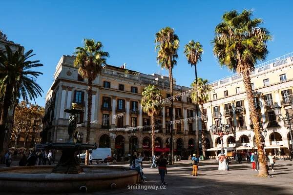 Plaça Reial barcelona barri gotic / co vidět v barceloně za 3 dny