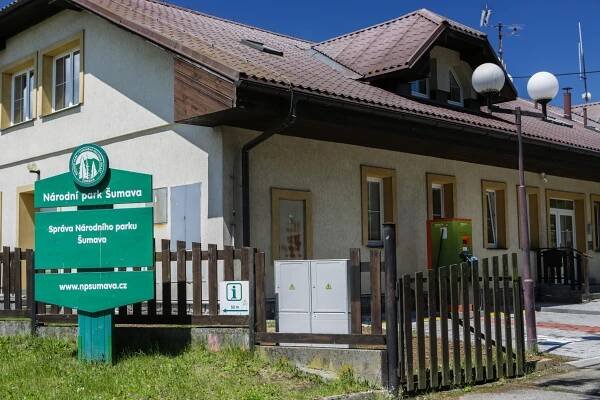 AKTUÁLNÍ ZPRÁVA: První šumavskou rychlodobíjecí stanici pro elektromobily mají v Kašperských HoráchZa krásnější Vimperk