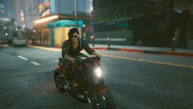 V on a motorbike in Cyberpunk 2077.