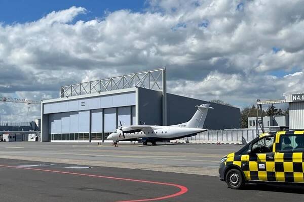 Blick auf Hangar des Flughafen Lübeck
