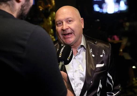 Mám vlastního řidiče. Je to fajn, když si chci dát skleničku, libuje si Michal David