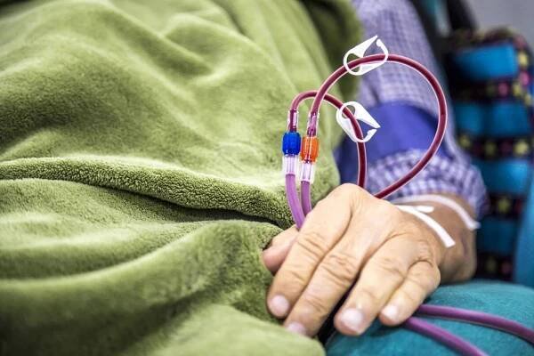 Hemodialýza využívá k eliminaci odpadních látek z krve dialyzátor, což je v podstatě filtrační zařízení. To pacientovi odčerpá krev z těla a vyčištěnou ji pak navrátí zpátky.