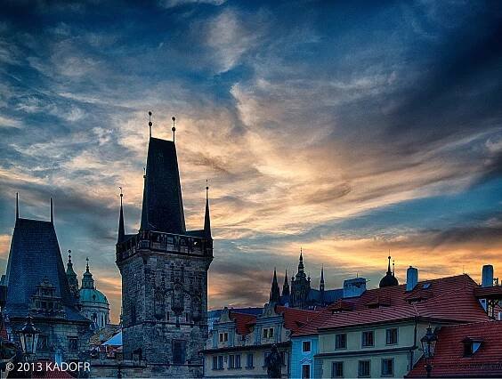 Ta menší patřila ještě k Juditině mostu a ta větší je zmenšenou kopií Staroměstské mostecké věže - (Foto: Karel Dobeš)