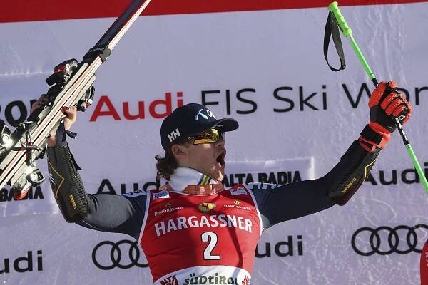 Norský lyžař Lucas Braathen slaí vítězství v obřím slalomu v Alta Badii.