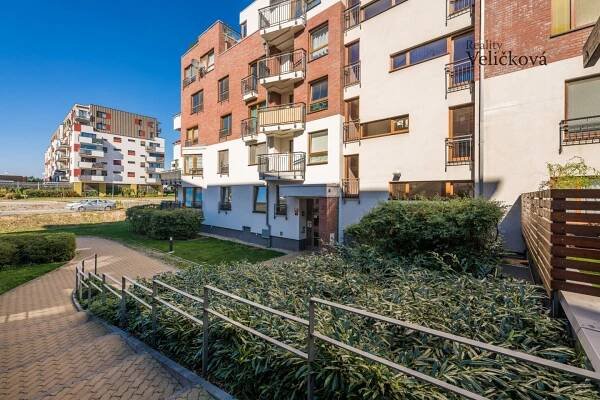 Nabízíme krásný vybavený byt 3+kk v novostavbě s garáž. stáním v Dolních Měcholupech (Praha 10) | Reality Veličková