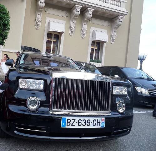 Rolls-Royce je doma v Monaku - Zpětné zrcátko