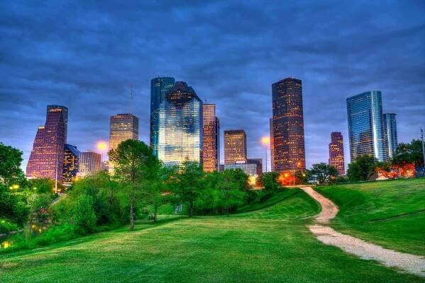 Houston texas moderní Panorama při západu slunce soumrak z parku — Stock obrázek