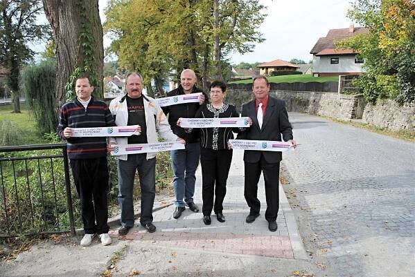 Slavnostní předání chodníků ze zámkové dlažby v Jesenici 2012 - Oficiální stránky obce Jesenice