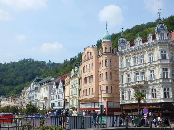 Ludwig van Beethoven nebo Antonín Dvořák. Karlovy Vary navštěvovaly i celebrity