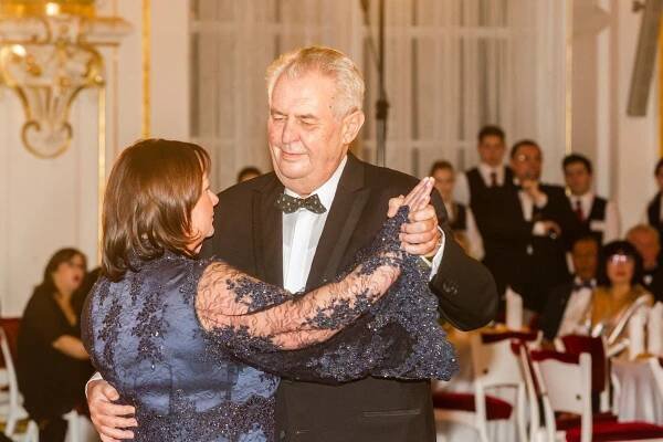 Tombola s divočákem a Zeman na tanečním parketu. Na Hradě se plesalo