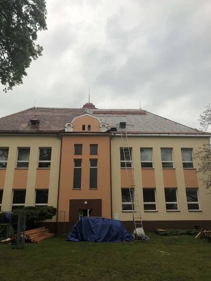 Výměna střešního pláště na ZŠ včetně hodinové věže a hod. stroje - Oficiální stránky obce Ostřešany