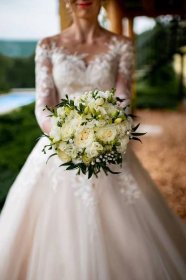 Bílo zelená svatební kytice