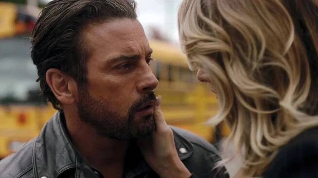 Skeet Ulrich as F.P. Jones saying goodbye to Madchen Amick as Alice Cooper on Riverdale