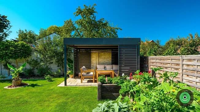 Gardeon pergola v pestré zahradě s květinovými záhony