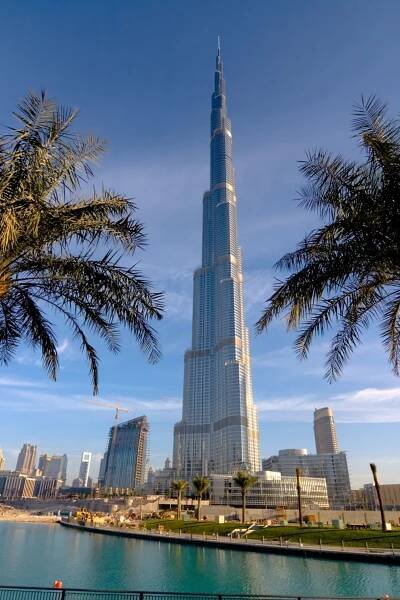 Burj Khalifa si stále drží svou první příčku na pomyslném žebříčku nejvyšších světových budov. A to i v době, kdy se již staví několik dalších mrakodrapů, které mají ambice tento dubajský mrakodrap s výškou 828 metrů a 162 podlažími překonat o dalších ...