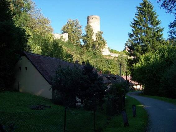 File:Dobronice u Bechyně silnice v údolí a hrad.jpg - Wikimedia Commons