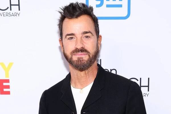 Justin Theroux on 'Hilarious' Rumor That He Sleeps Naked on Flights: 'No One Is Going to See!'