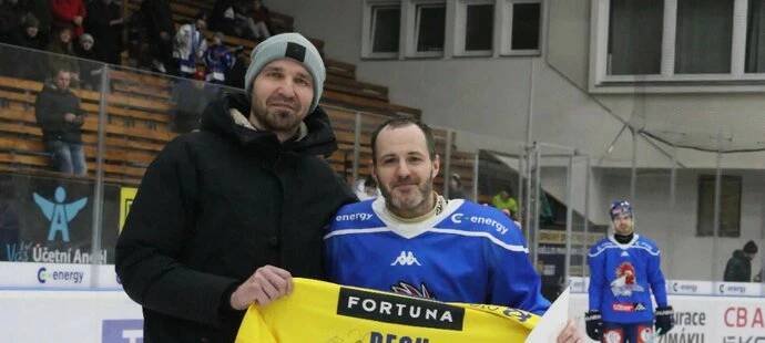 Útočník Lukáš Pech se speciálním dresem a někdejším dlouholetým parťákem Petrem Kumstátem