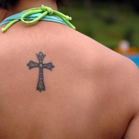 Tetování "keltský kříž" (33 fotografií): význam a náčrtky tetování. Tetování na rameni a na paži, na zádech, na hrudi a