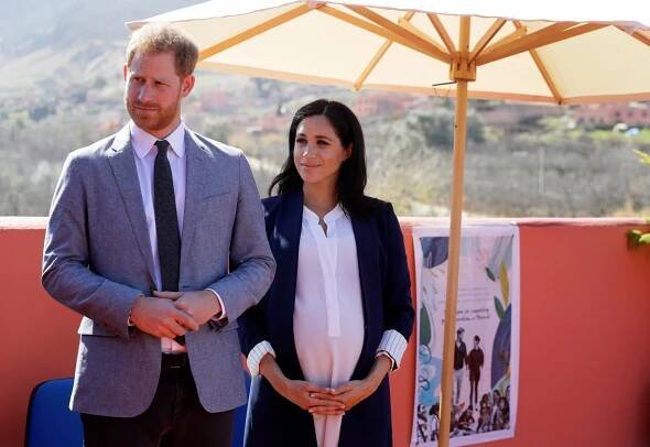 Meghan a Harry utíkají z královské rodiny. Buckinghamský palác kvůli vévodům "zuří"