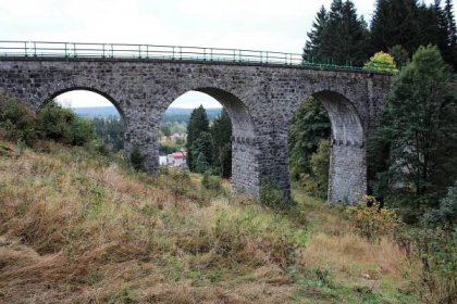 Nejvýše položený viadukt v Česku vede nad sjezdovkou. Podívejte se