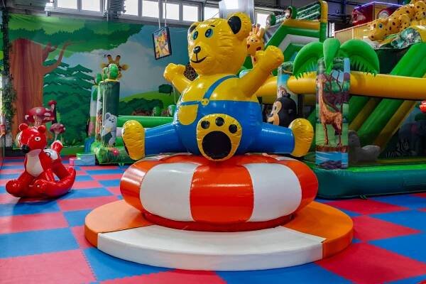 Obří nafukovací medvěd - Funpark Žirafa - Praha