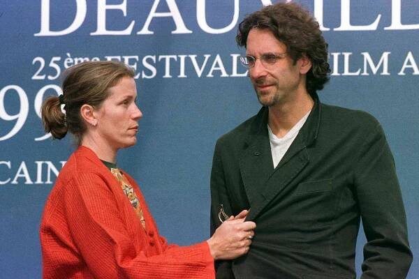 US actress and producer France McDonald poses 09 September 1999 with her husband, US director Joel Coen, before the presentation of their movie "Blood Simple" at the Deauville US Film Festival. 