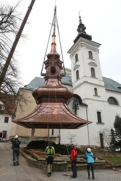 OBRAZEM: Poutní kostel ve Vranově dostal novou báň. Po dvou a půl letech