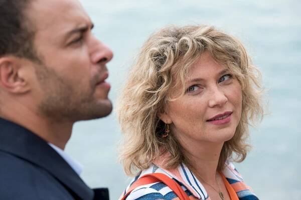 Policajtka Barbie - A beau mentir qui vient de loin - Z filmu - Raphaël Lenglet, Cécile Bois