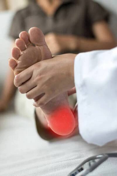 pata bolest nebo plantární fasciitida koncept. ruku na nohy, protože trpí zánětem nohou problém severovy choroby nebo calcaneal apophysitis. - bad pedicure - stock snímky, obrázky a fotky