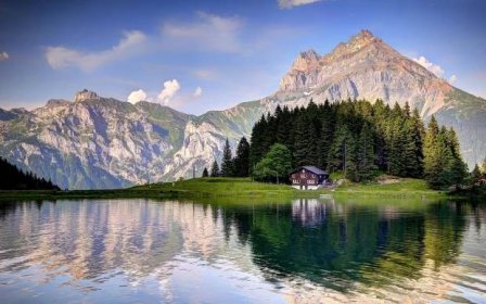 Tapeta Alpy v úžasné přírodě Švýcarska s kopci, stromy a malým domem u jezera 4K