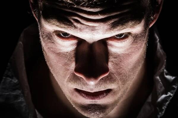 Psychopat se dá poznat dřív, než promluví. Podle agenta CIA existují znaky, které běžný člověk snadno přehlédne