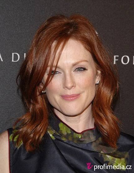 Julianne Moore - celebrity účes - HappyHair