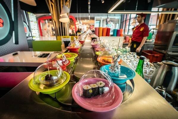 Running sushi v Hradci Králové: 2 h konzumace asijských pochoutek pro dospělé i děti