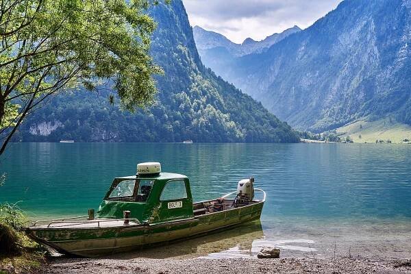 Pohádkové jezero u hranic fascinuje. Na jeho dně ale leží mrtvola řidiče