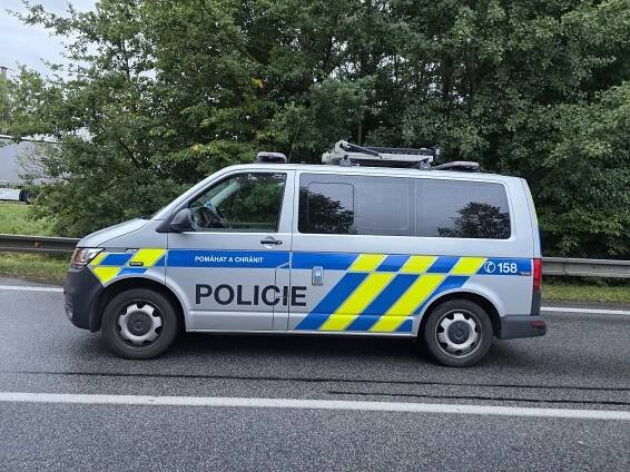 Smrtelná nehoda u obce Sedlec. Auto hořelo, řidiče našli pod ním