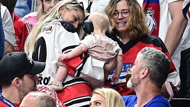 JEHO ŽENY. Na tribuně při mistrovství  světa fandí Rebecca, Freya a maminka.